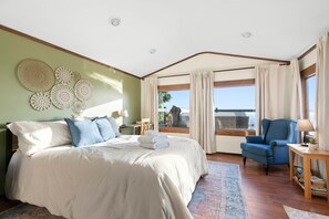4 habitaciones, escritorio y tabla de planchar con plancha 