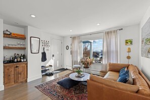 Smart TV, books - West End Haven - Chef’s Kitchen Private Yard (Provincetown)