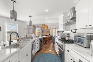 Fridge, microwave, oven, stovetop - West End Haven - Chef’s Kitchen Private Yard (Provincetown)