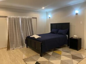 4 bedrooms, iron/ironing board, WiFi, bed sheets