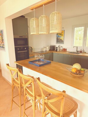 Microwave, oven, stovetop, dishwasher - Casa Alivi - between sea and scrubland (Porto-vecchio)