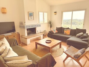 Smart-tv och eldstad