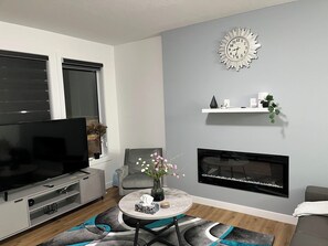 Älytelevisio, takka, työhuone