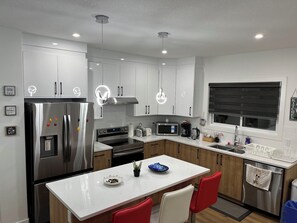 Réfrigérateur, micro-ondes, four, plaque de cuisson