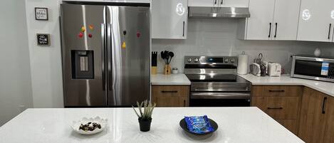 冷蔵庫、電子レンジ、オーブン、コンロ