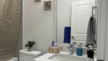 Haartrockner, Handtücher, Toilettenpapier