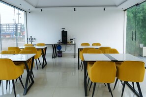 Café da manhã com buffet todos os dias (INR 150 por pessoa)