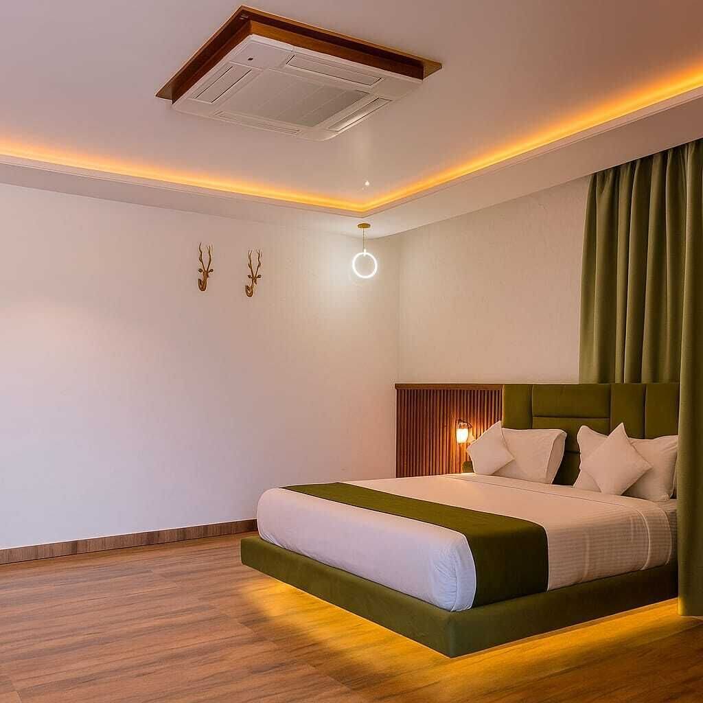 Une chambre moderne avec un grand lit, un plafond en bois et un mur d’accent vert.