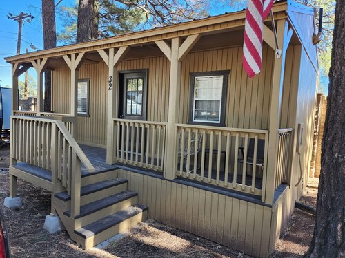 Charming cabin with WIFI and AC in delightful Show Low
Winter Rate 85.00 Nightly