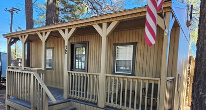 Charming cabin with WIFI and AC in delightful Show Low
Winter Rate 85.00 Nightly