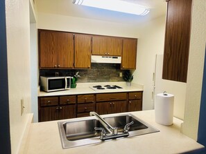 Jääkaappi, mikroaaltouuni, liesi, kahvin-/teenkeitin