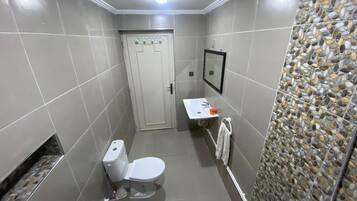 Håndklær, såpe og toalettpapir