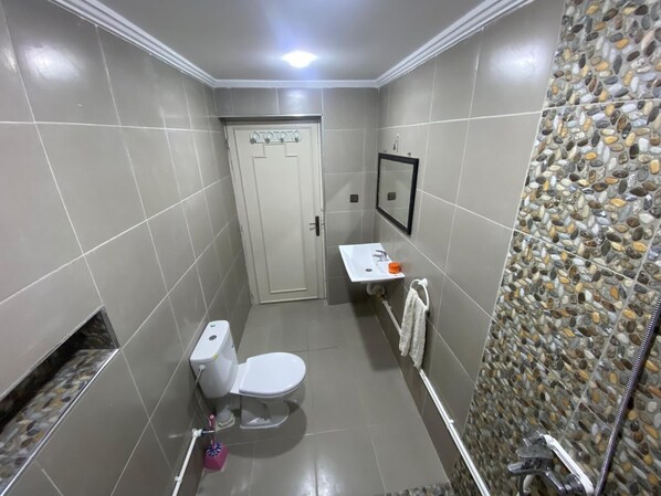 Toallas, jabón, papel de baño