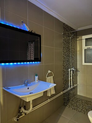 Towels, soap, toilet paper - Traditional-Spacious Villa, Arfoud. (Erfoud)