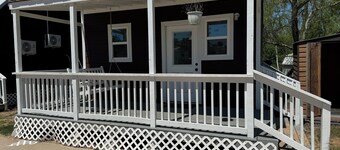 Cozy 2-bedroom cabin in lovely Alvin with WiFi, AC