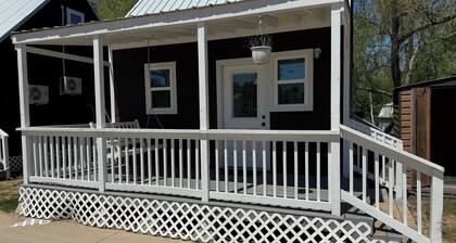 Cozy 2-bedroom cabin in lovely Alvin with WiFi, AC