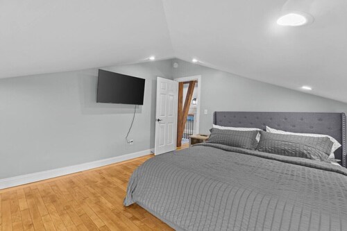 Unique Top-Floor Apt in BTV