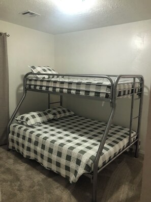 3 dormitorios, escritorio, tabla de planchar con plancha y wifi gratis