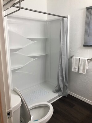 Ducha, toallas, jabón y champú