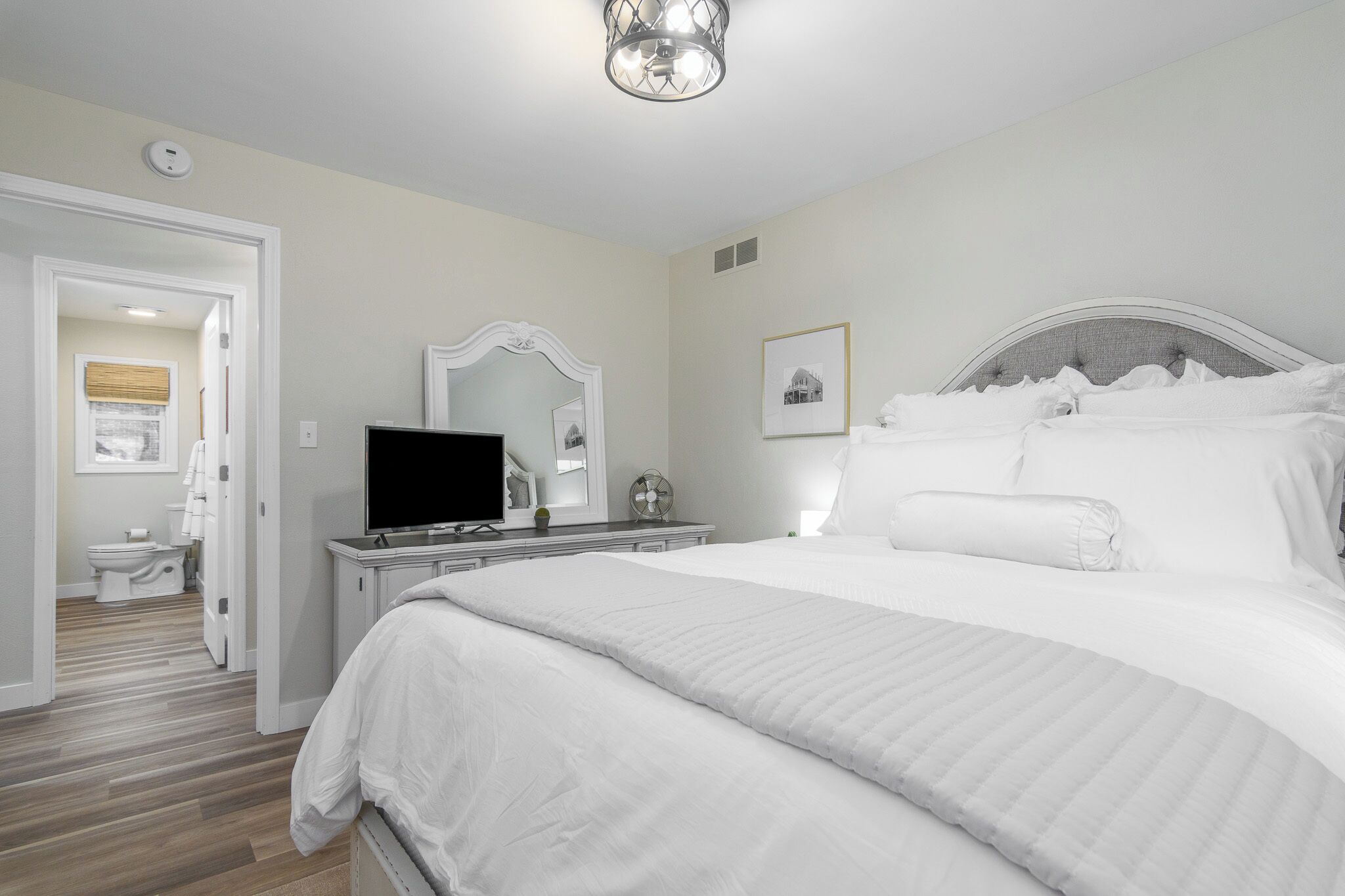 4 makuuhuonetta, tallelokero huoneessa, silitysrauta/-lauta