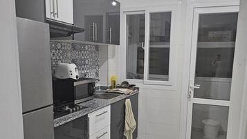 Frigorífic, microones, placa de cuina i bullidora elèctrica