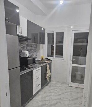 Réfrigérateur, micro-ondes, plaque de cuisson, bouilloire électrique