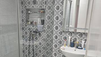 Dutxa, tovalloles, sabó i paper higiènic