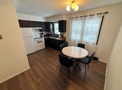 Cozy 2-bedroom condo with WiFi, AC in welcoming Grand Forks