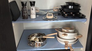 Et køkken med Folgers kaffe, Coffee mate og Brewale te på hylderne.