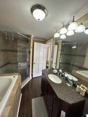 Bruser, bidet, h åndklæder, Sæbe