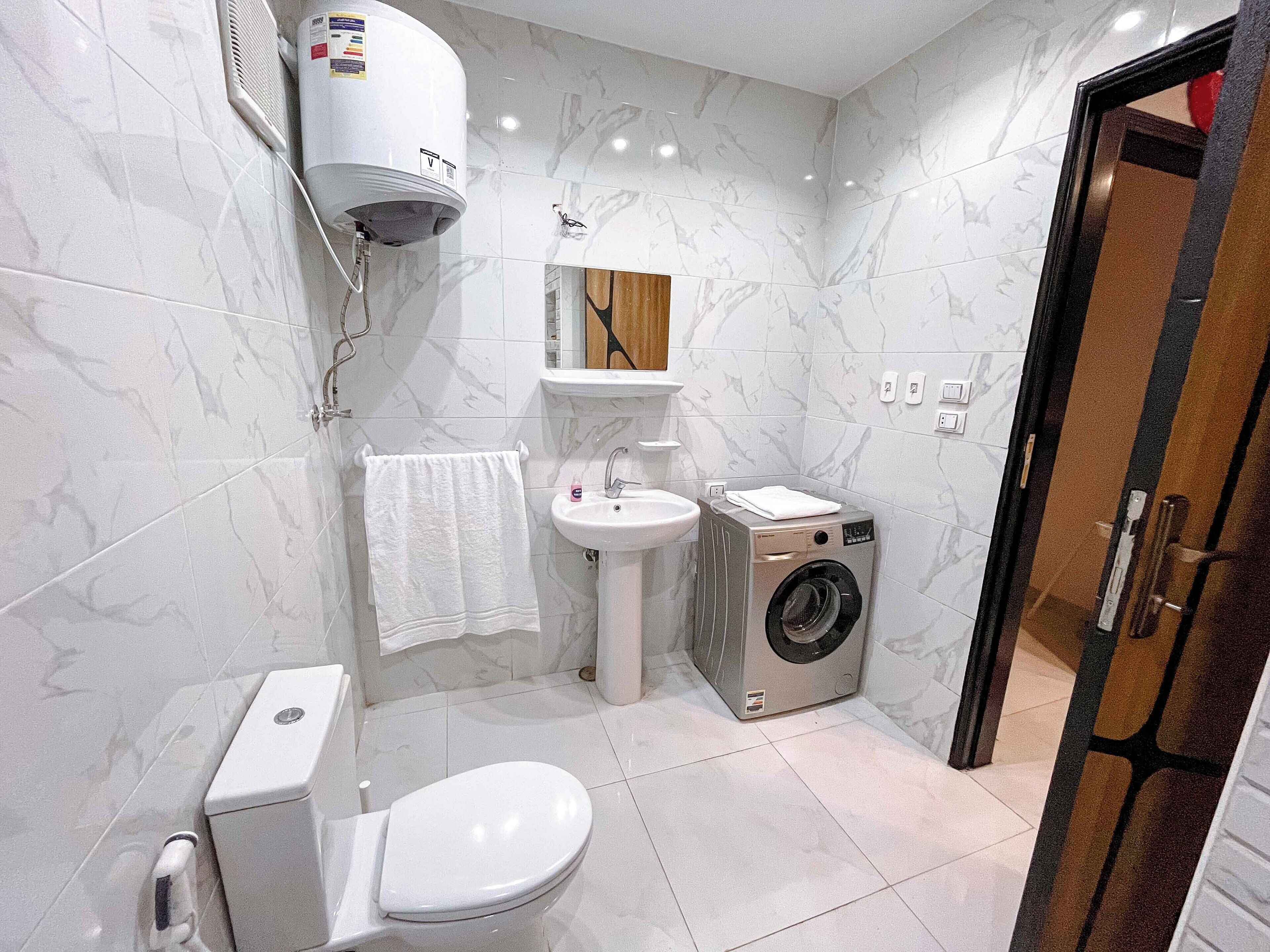 Haartrockner, Handtücher, Seife, Toilettenpapier