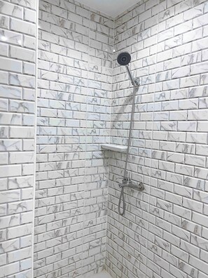 Sèche-cheveux, serviettes fournies, savon, papier toilette