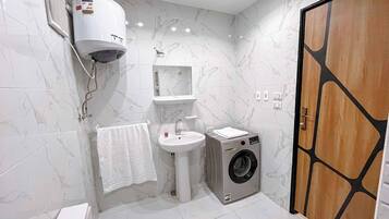Secadora de cabello, toallas, jabón, papel de baño