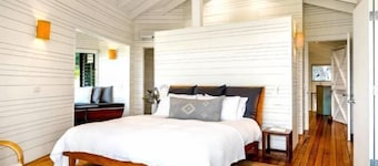 Luxico Seven Mile Beach House (with Car Parking)