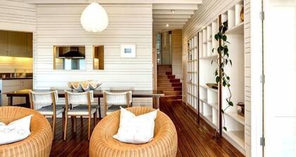 Luxico Seven Mile Beach House (with Car Parking)