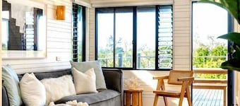 Luxico Seven Mile Beach House (with Car Parking)