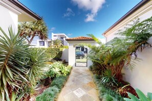 Room - Luxico Lakeland Keys (Heated Pool) (Broadbeach Waters)