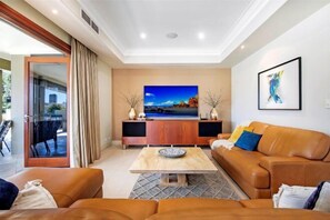 Room - Luxico Lakeland Keys (Heated Pool) (Broadbeach Waters)