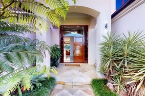 Room - Luxico Lakeland Keys (Heated Pool) (Broadbeach Waters)