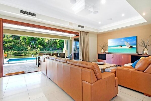 Room - Luxico Lakeland Keys (Heated Pool) (Broadbeach Waters)