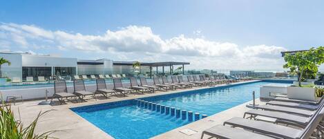 Una piscina al aire libre