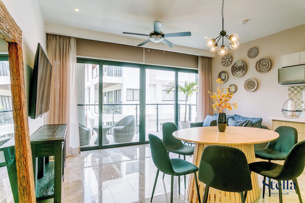 Apartamento, sacada | Opções para refeição no quarto