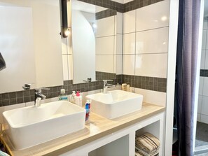 Een douche, een haardroger, handdoeken, zeep