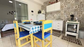 Full-sized fridge, microwave, oven, stovetop