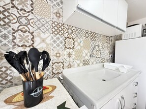 Refrigerador con congelador, microondas, horno y parrilla de estufa 