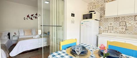 Full-size fridge, microwave, oven, stovetop