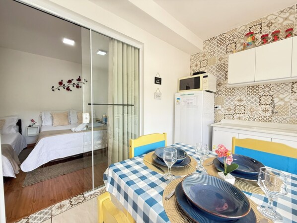 Refrigerador con congelador, microondas, horno y parrilla de estufa 