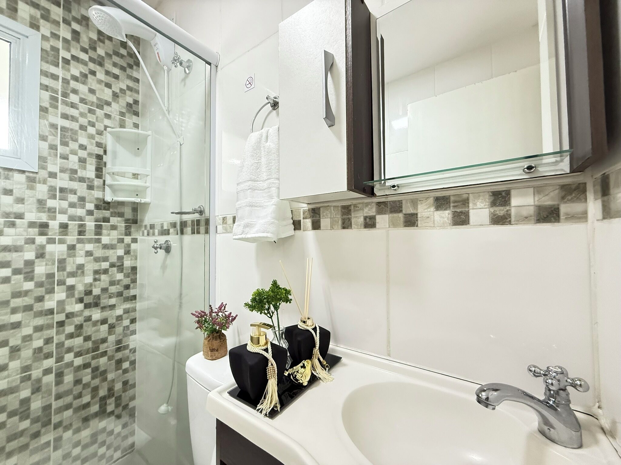 Doccia, asciugacapelli, asciugamani, sapone