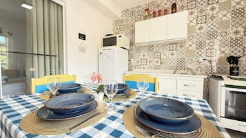 Geladeira grande, micro-ondas, fogão, cooktop