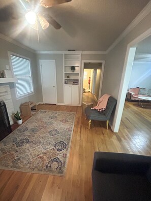 Interior - Charming 2-bedroom house honoring musics Outlaws and Legends (Lubbock)